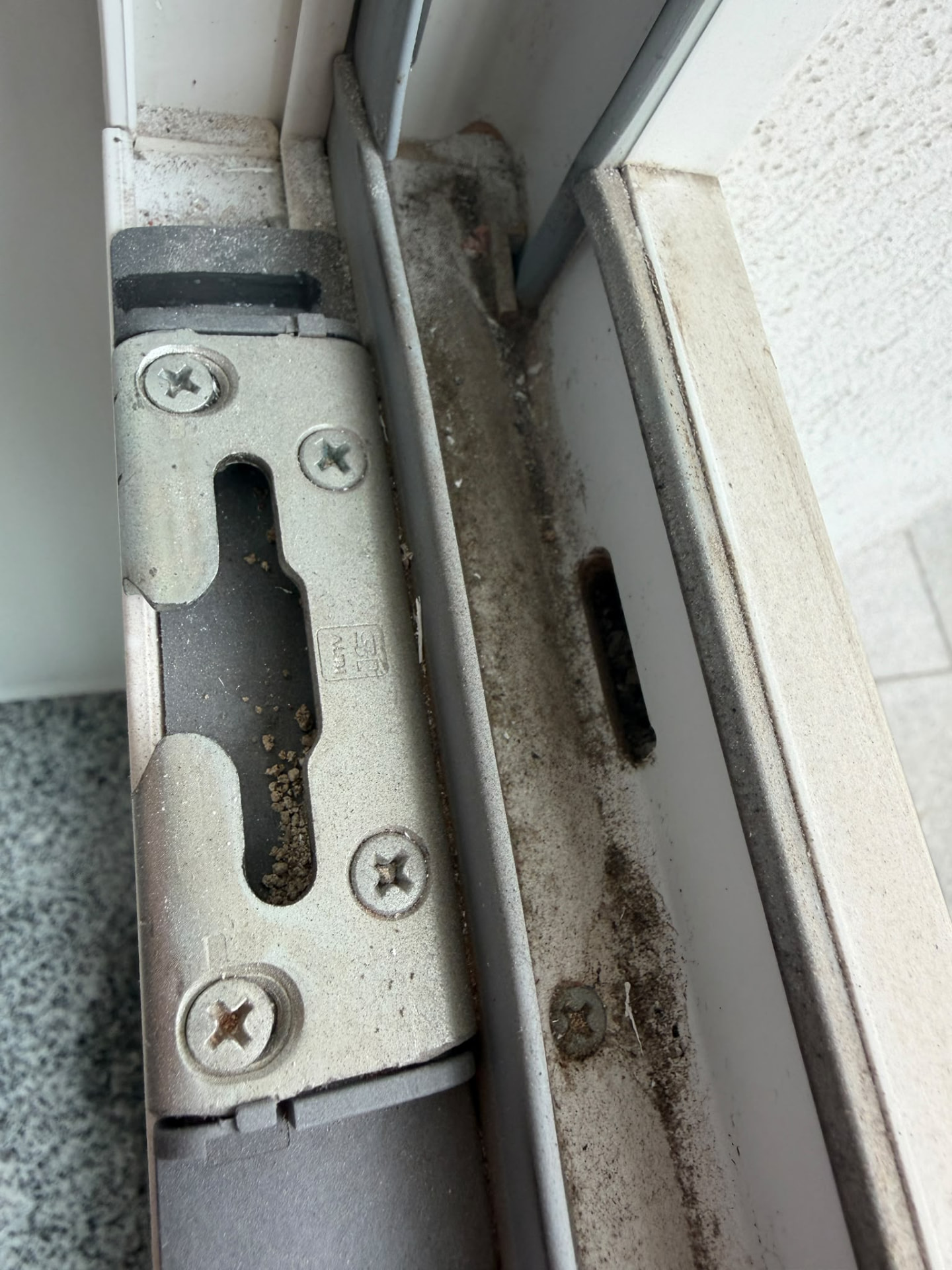 Fensterführung – Schienen frei von Schmutz – vorher
