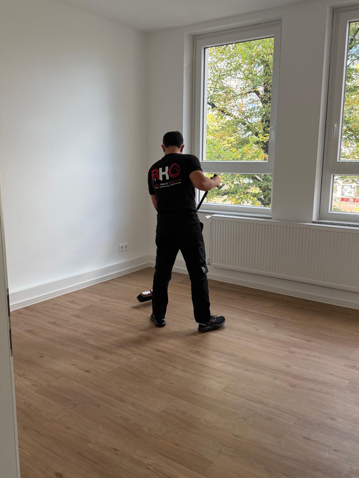 Mitarbeiter von BAJRA Haus & Objektservice bei der Reinigung in Barsinghausen
